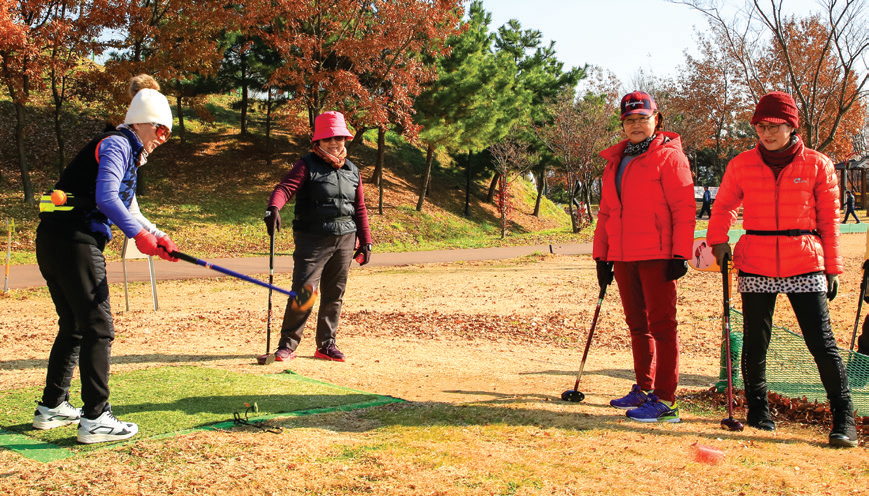 3대가 즐길 수 있는 건강 스포츠 ‘파크골프’