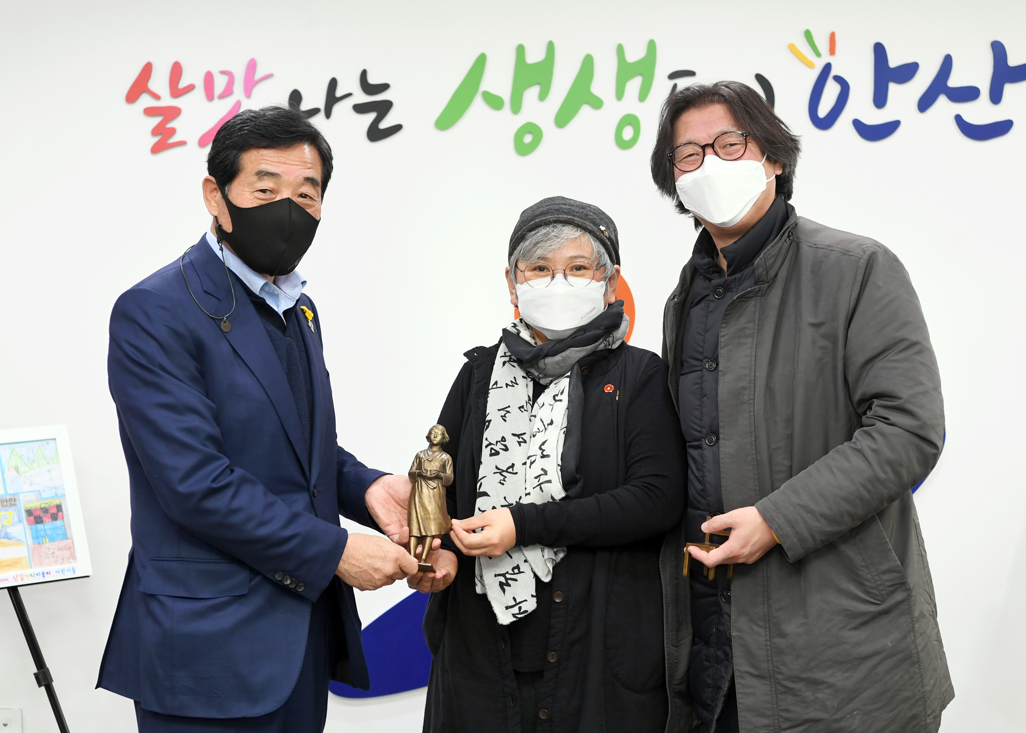 안산시, 안산평화의 소녀상 미니어처 기증 받아