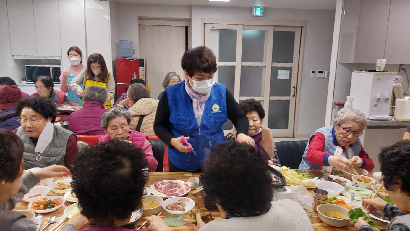 안산시 고잔동 바르게살기위원회, 경로당 어르신 삼겹살 대접