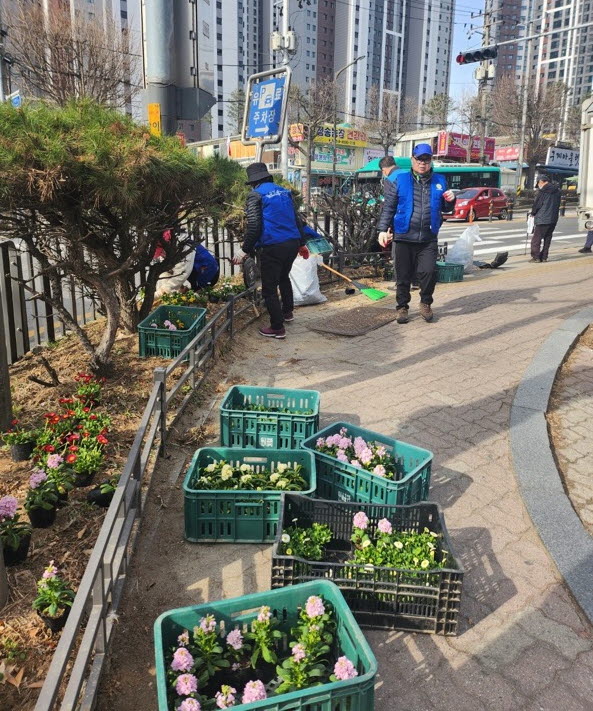 안산시 백운동 직능단체, 봄꽃 식재로 하나되다