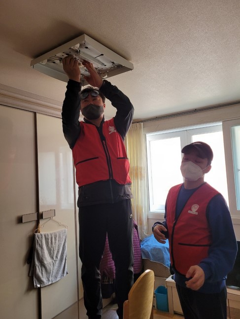 안산소망봉사회, 선부3동 저소득층 LED등 교체 봉사