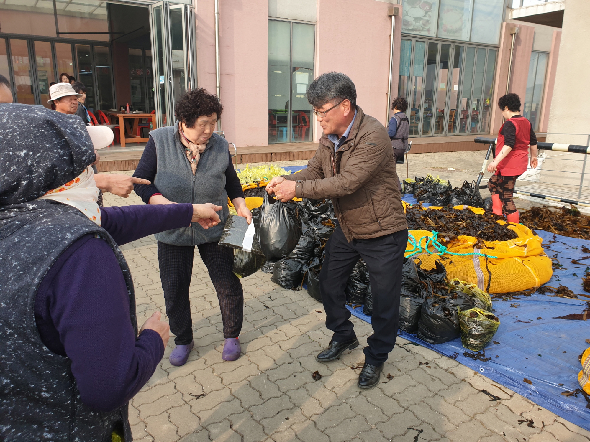 안산시 대부동, 건강한 미소 김·미역 나눔 행사 가져