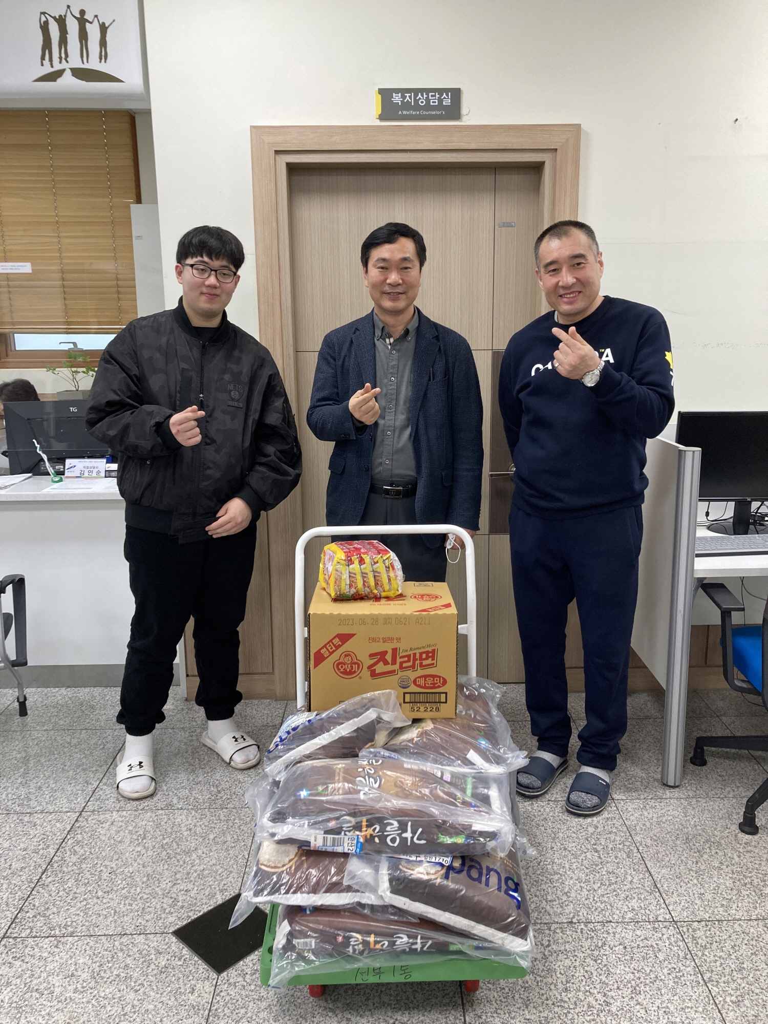 외국인 후원자 나르백 씨, 안산시 선부1동에 설 명절맞이 쌀 90kg 지원