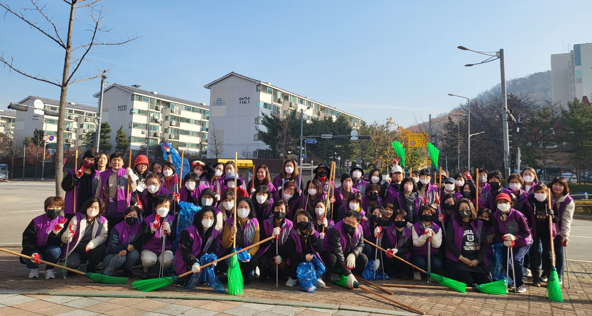 안산시 성포동 통장협의회, 도로침수 방지 낙엽 청소 실시
