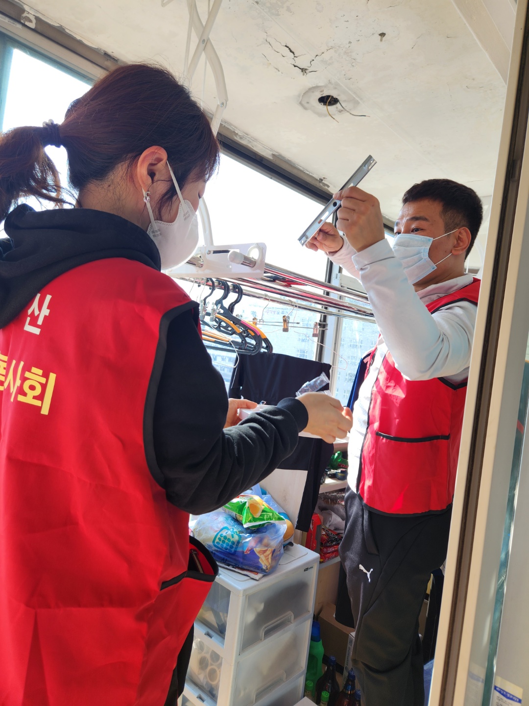 안산소망봉사회, 안산시 선부3동에 쌀 기탁·LED등 교체 봉사