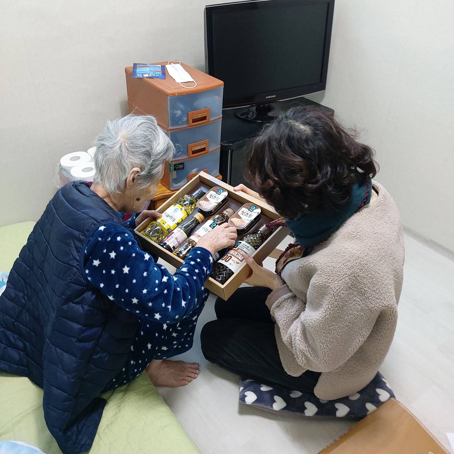 안산시 방문간호사, 취약계층 이웃에 설 선물 전달