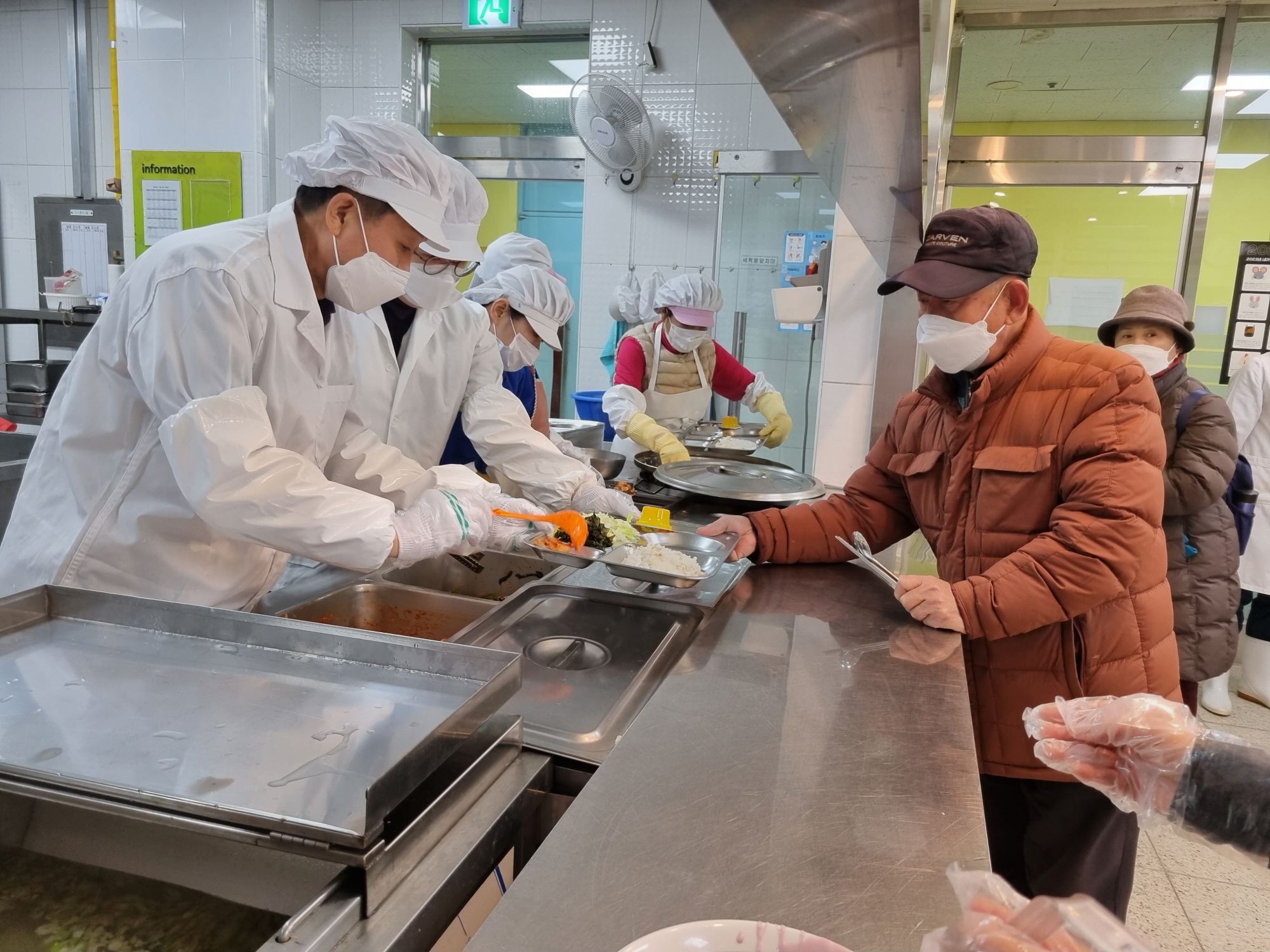 이규석 단원구청장, 무료급식소 배식봉사로 첫 일정 시작