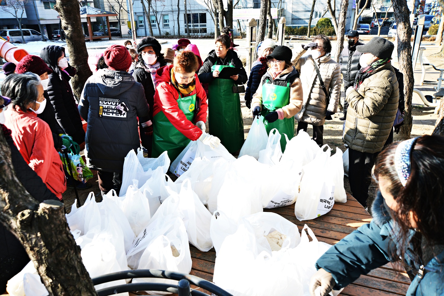 안산시 사이동 새마을회, 떡국세트 나눔으로 이웃사랑 실천
