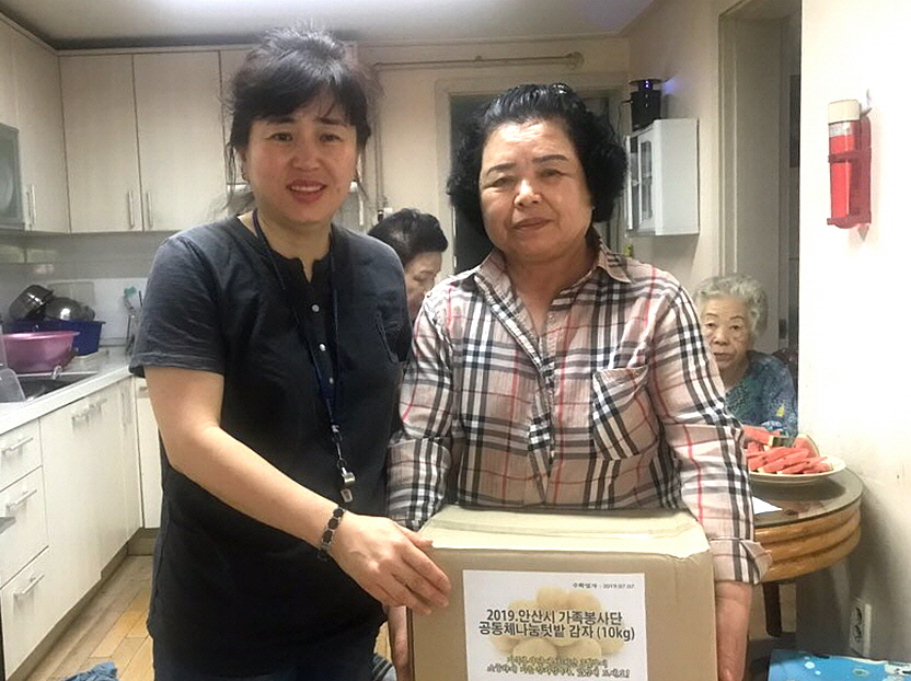 유오디오 가족봉사단, 신길동 경로당에 감자 후원