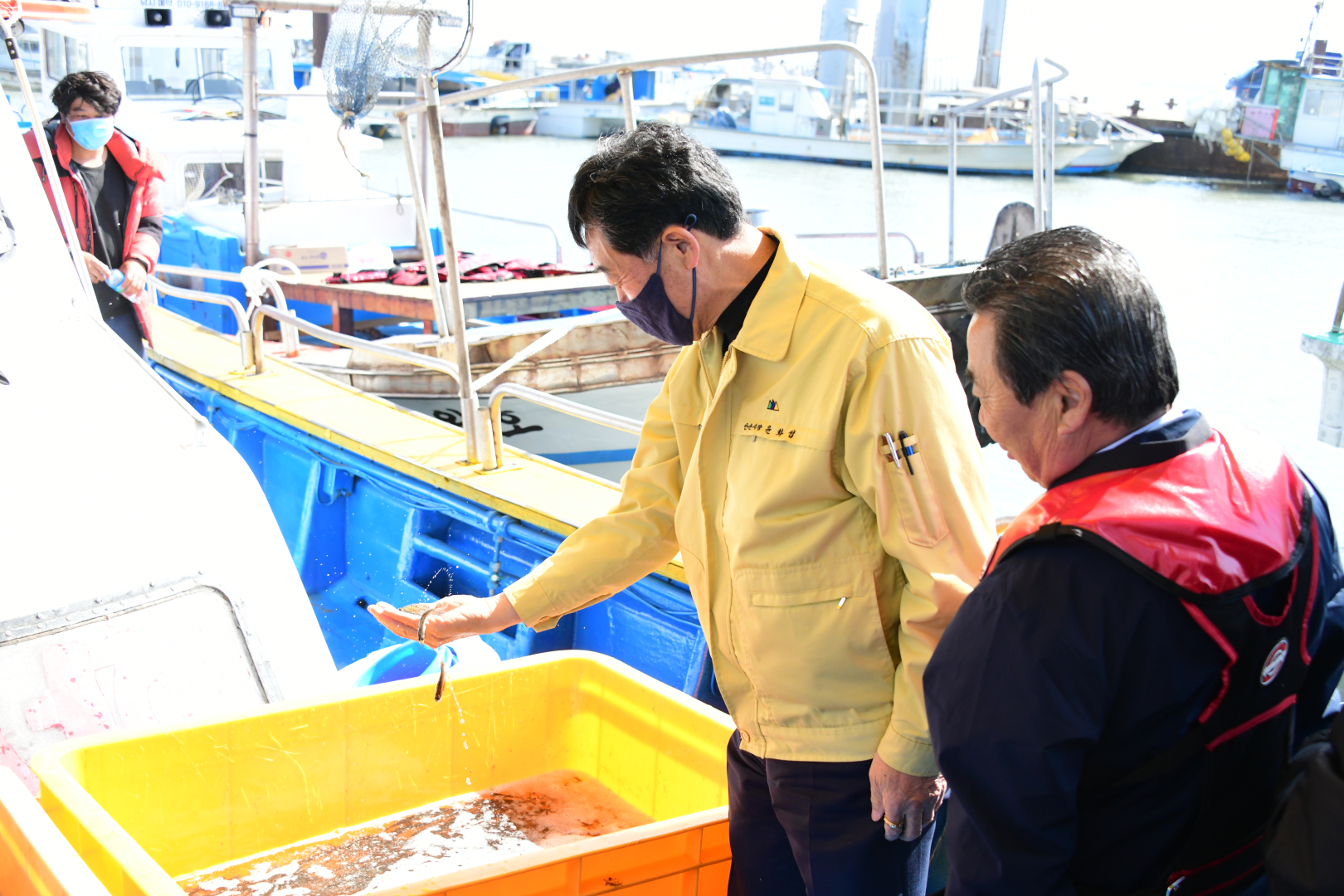 안산시, 대부도 해역에 어린 점농어 20만 마리 방류…수산자원 회복 위해