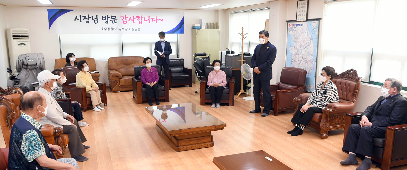 “고생 많으셨습니다”…윤화섭 안산시장, 경로당 방문