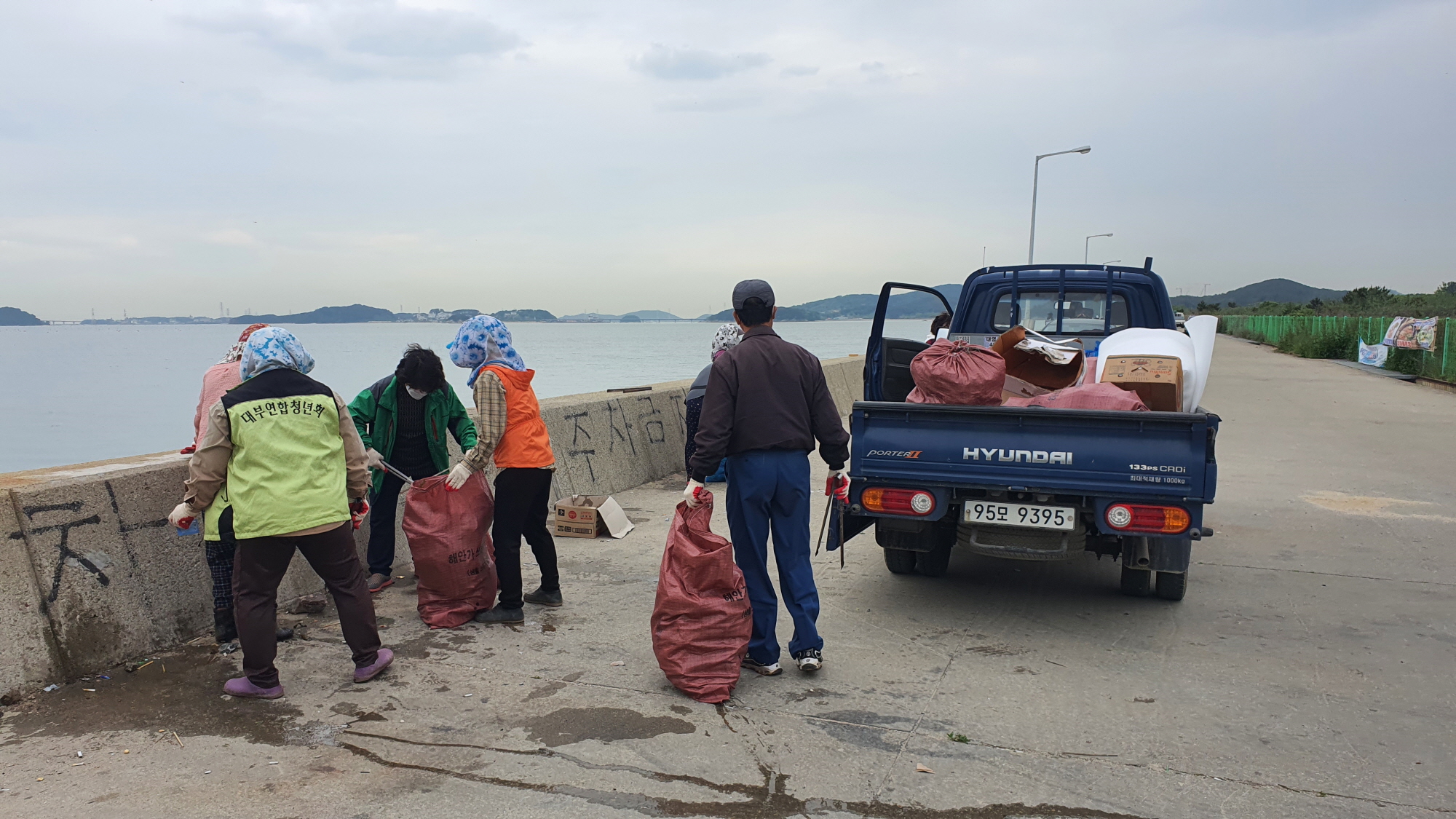 안산시 대부해양본부, 메추리섬 일대 쓰레기 2톤 수거