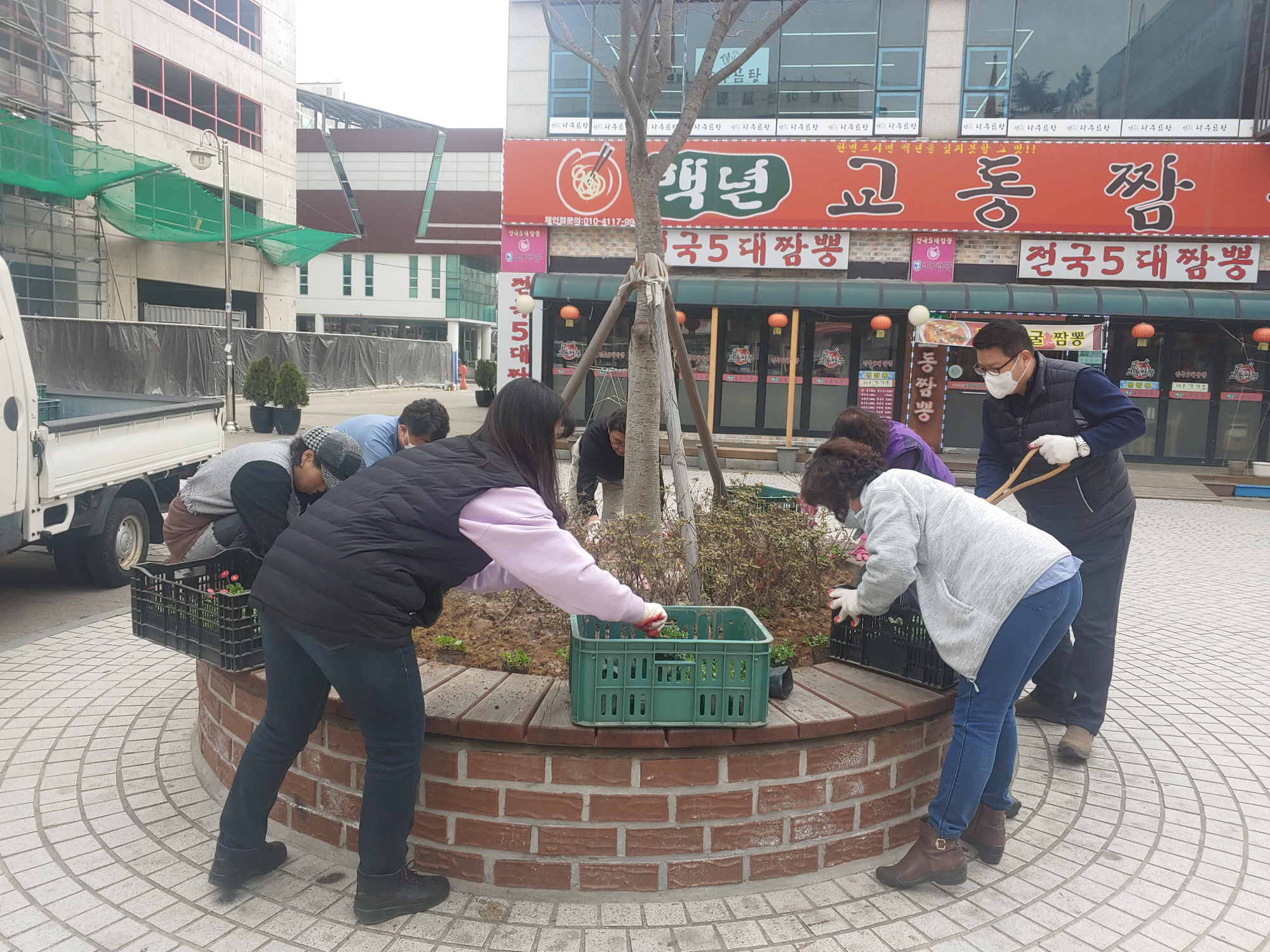 초지동 주민자치위원회 봄맞이 꽃 식재