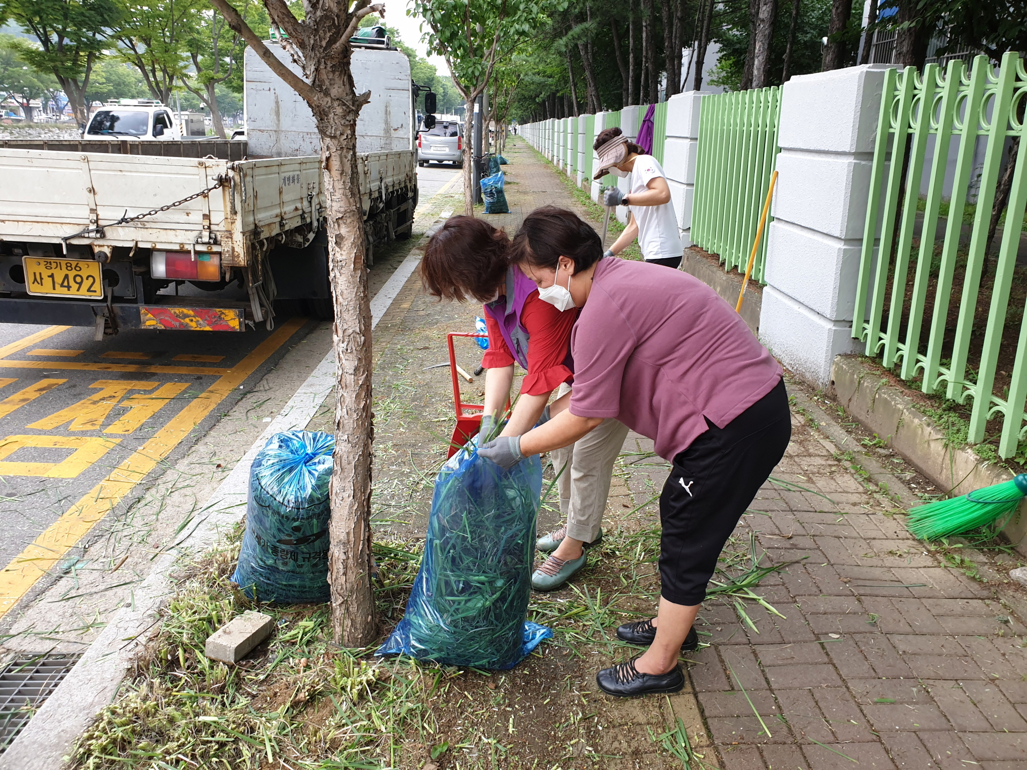 안산시 월피동통장협의회, 관내 도로변 잡초제거·환경정화활동