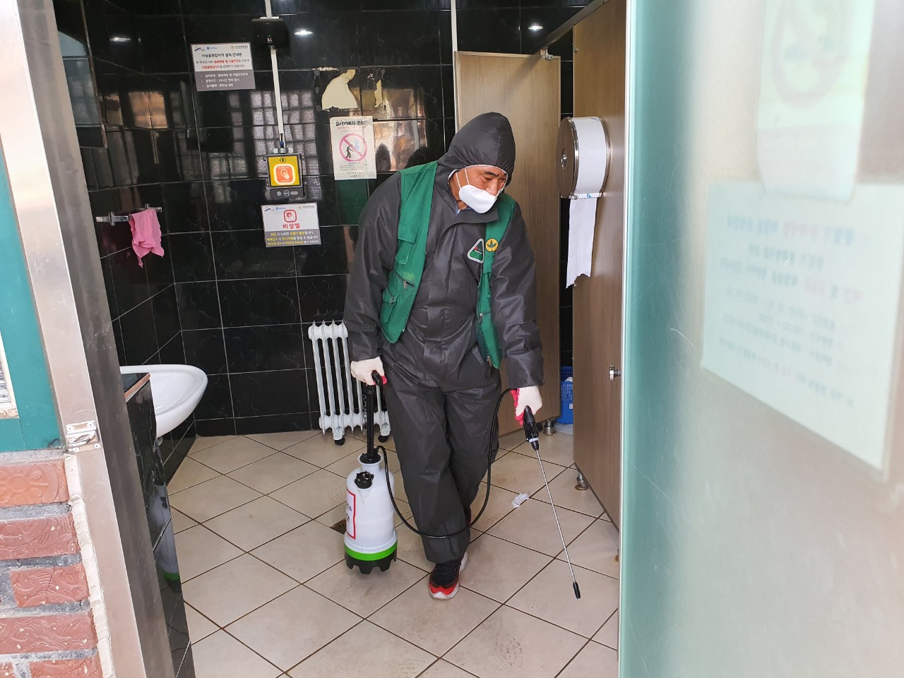 성포동 새마을협의회, 코로나19 확산 방지 위한 방역 실시