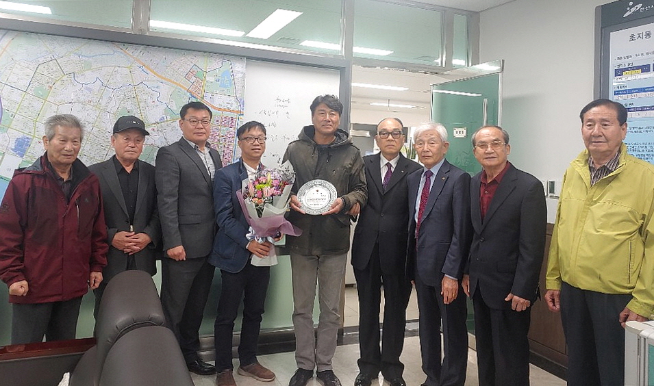 초지동 그린빌 16·17단지 노인회, 1사1경로당 결연업체에 감사패 전달