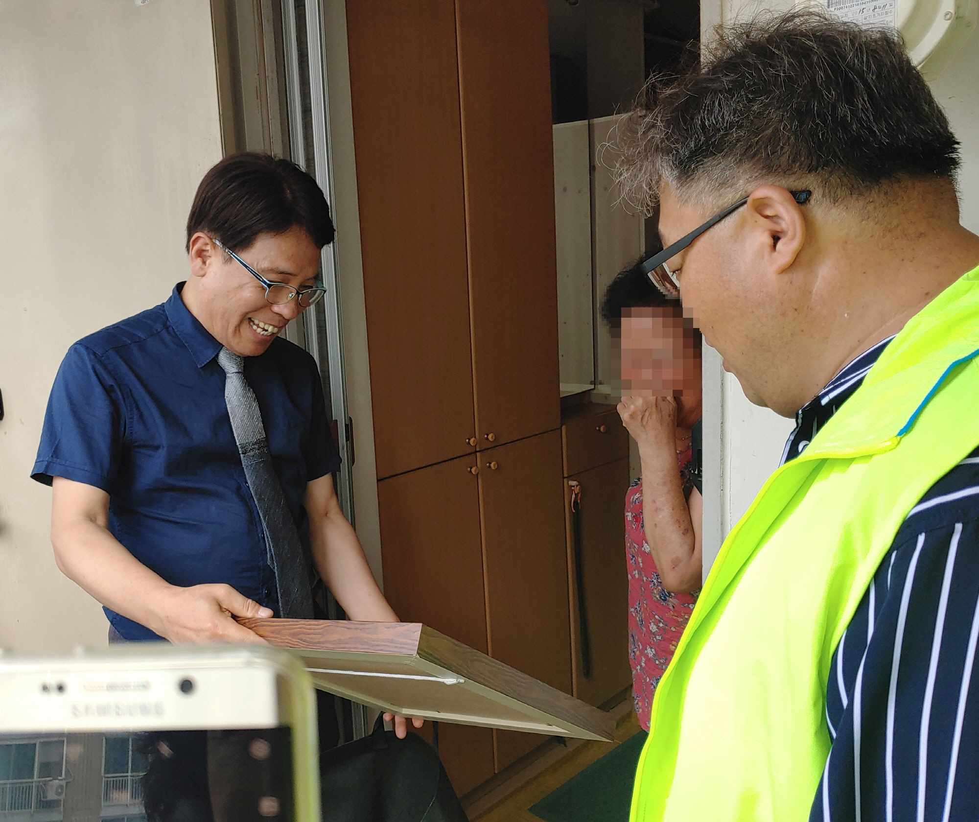 초지동 지역사회보장협의체, 독거어르신 장수사진 전달