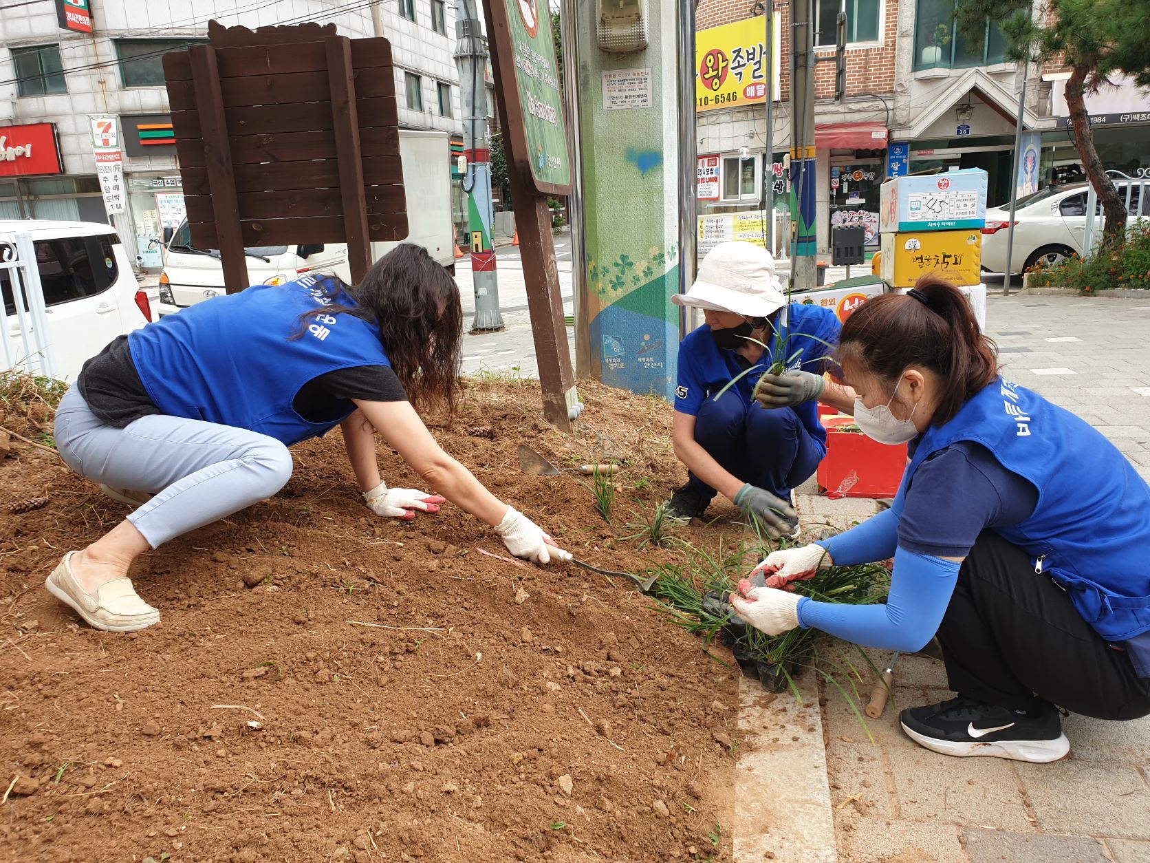 안산시 월피동 바르게살기위원회, 꽃내음 가득한 마을 만들기 앞장