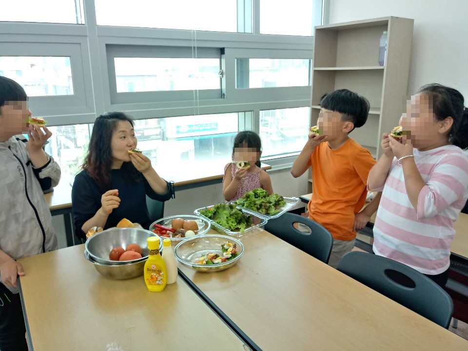 원곡동 청소년공부방 학생들  텃밭놀이터에서 먹거리 수확