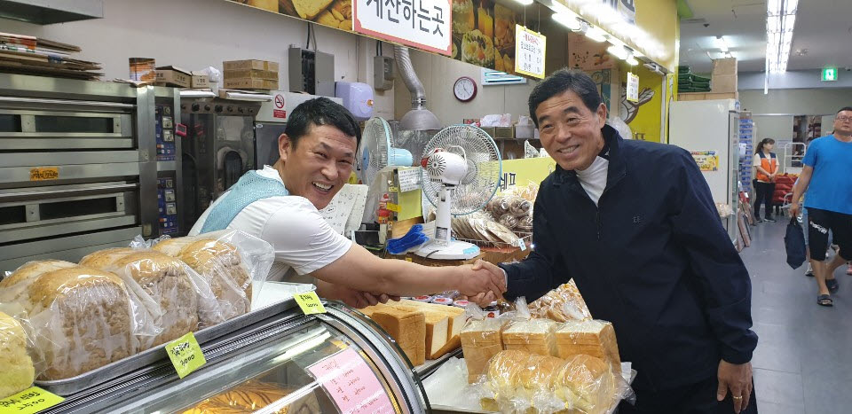 윤화섭 안산시장, 골목경제 살리기 행보 ‘엄지 척’