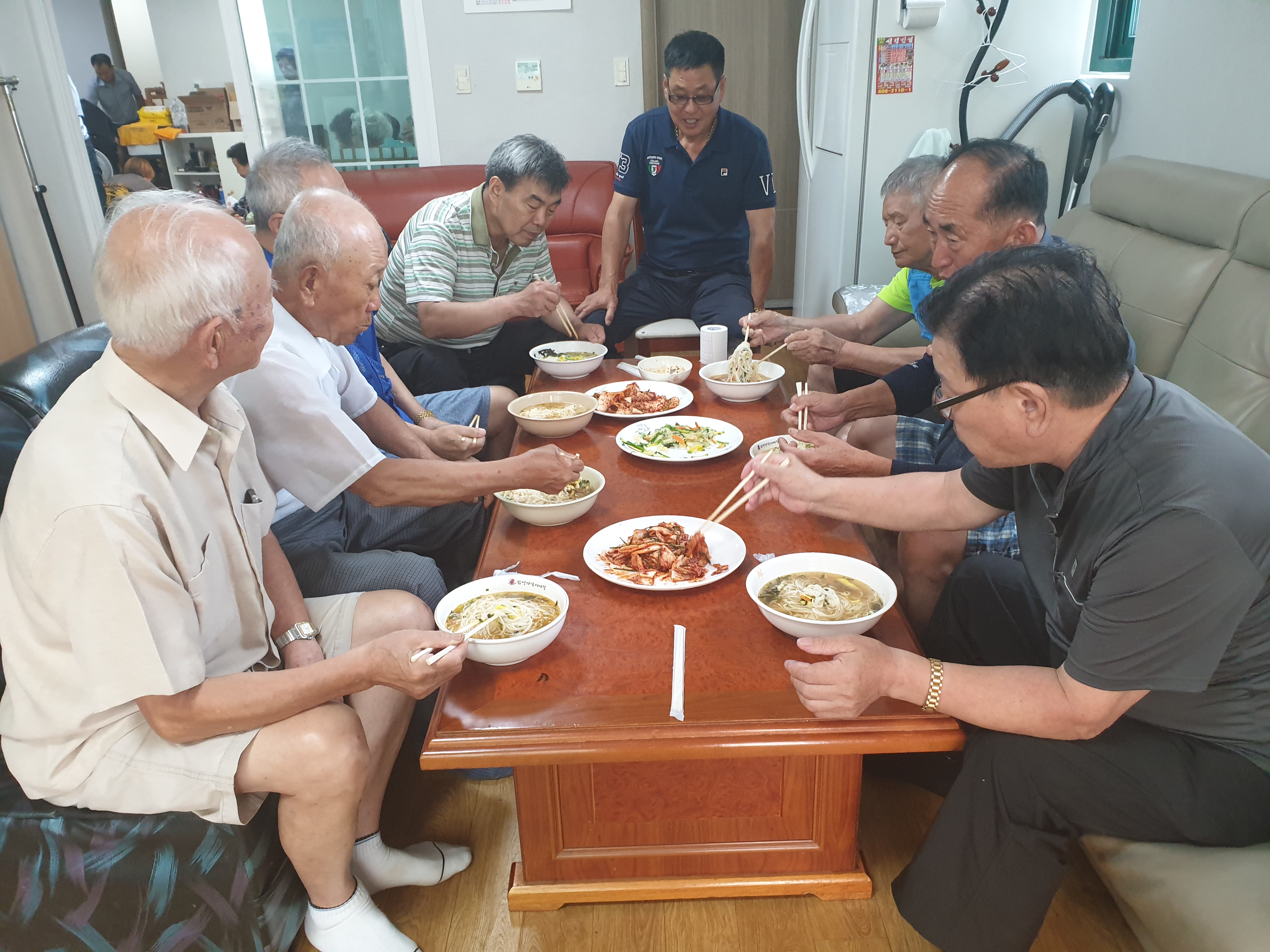 안산시 한울타리봉사회, 신길경로당 국수봉사 및 대청소