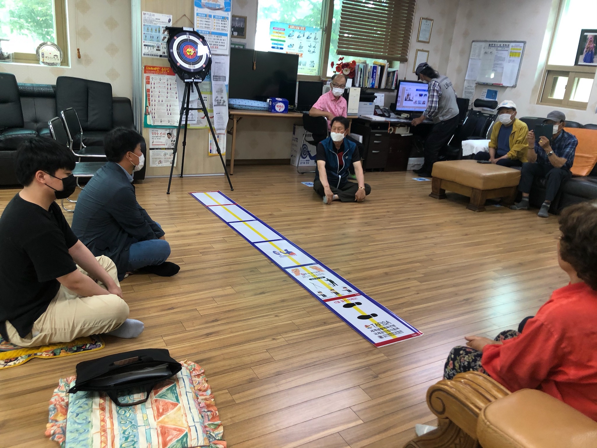 안산동장, 관내 경로당 어르신들께 안부인사