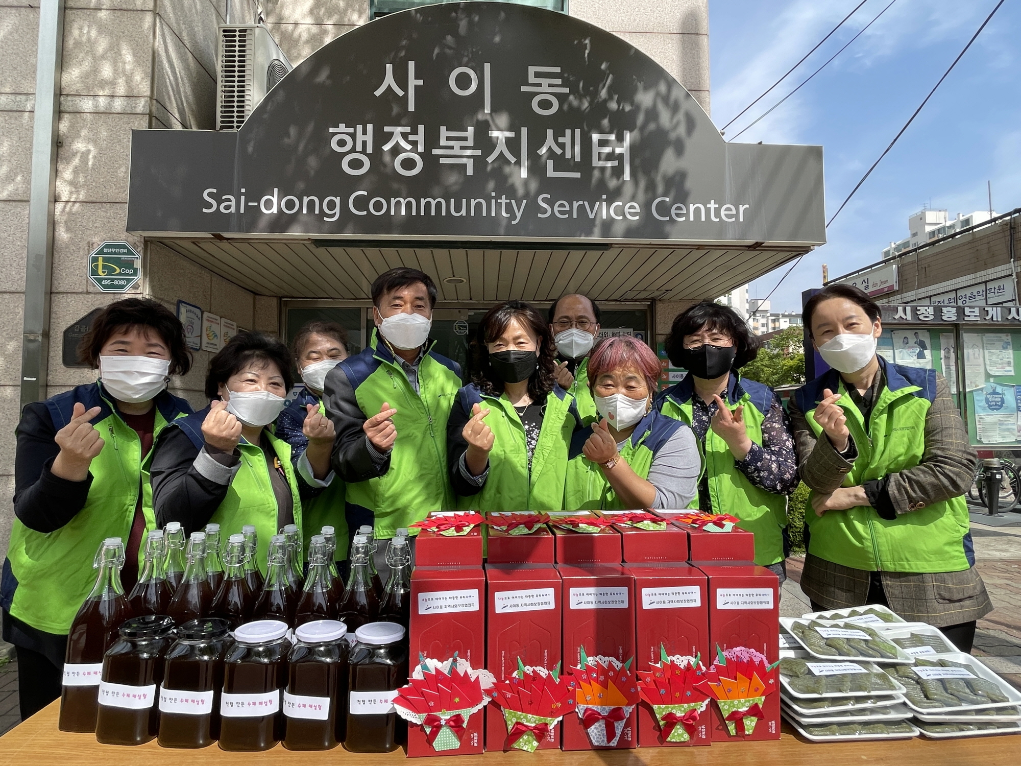 안산시 사이동 지역사회보장협의체, 독거노인에 카네이션 및 롤케익 전달