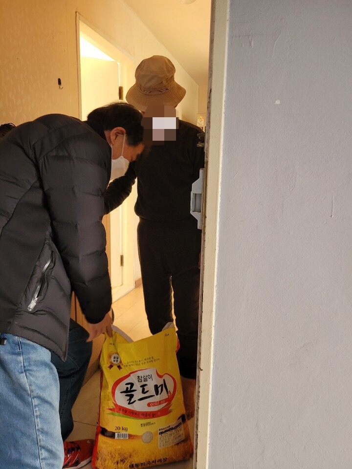 중앙동 지역사회보장협의체, 독거어르신에 후원품 전달