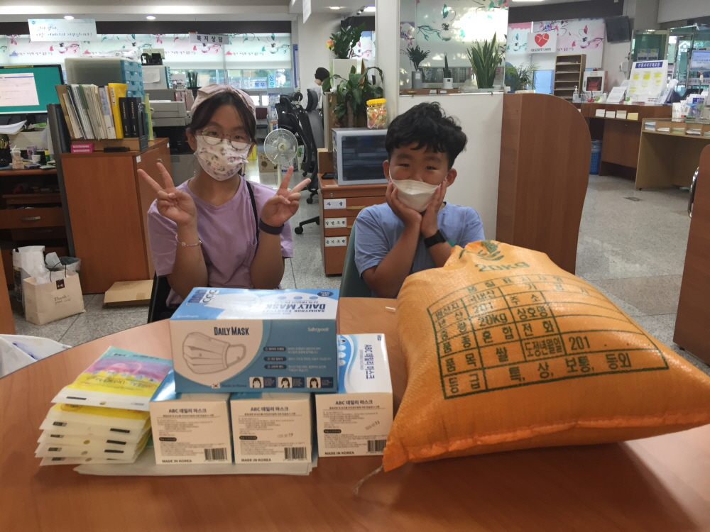 안산시 이동 효도남매, 코로나19 극복 후원품 기탁