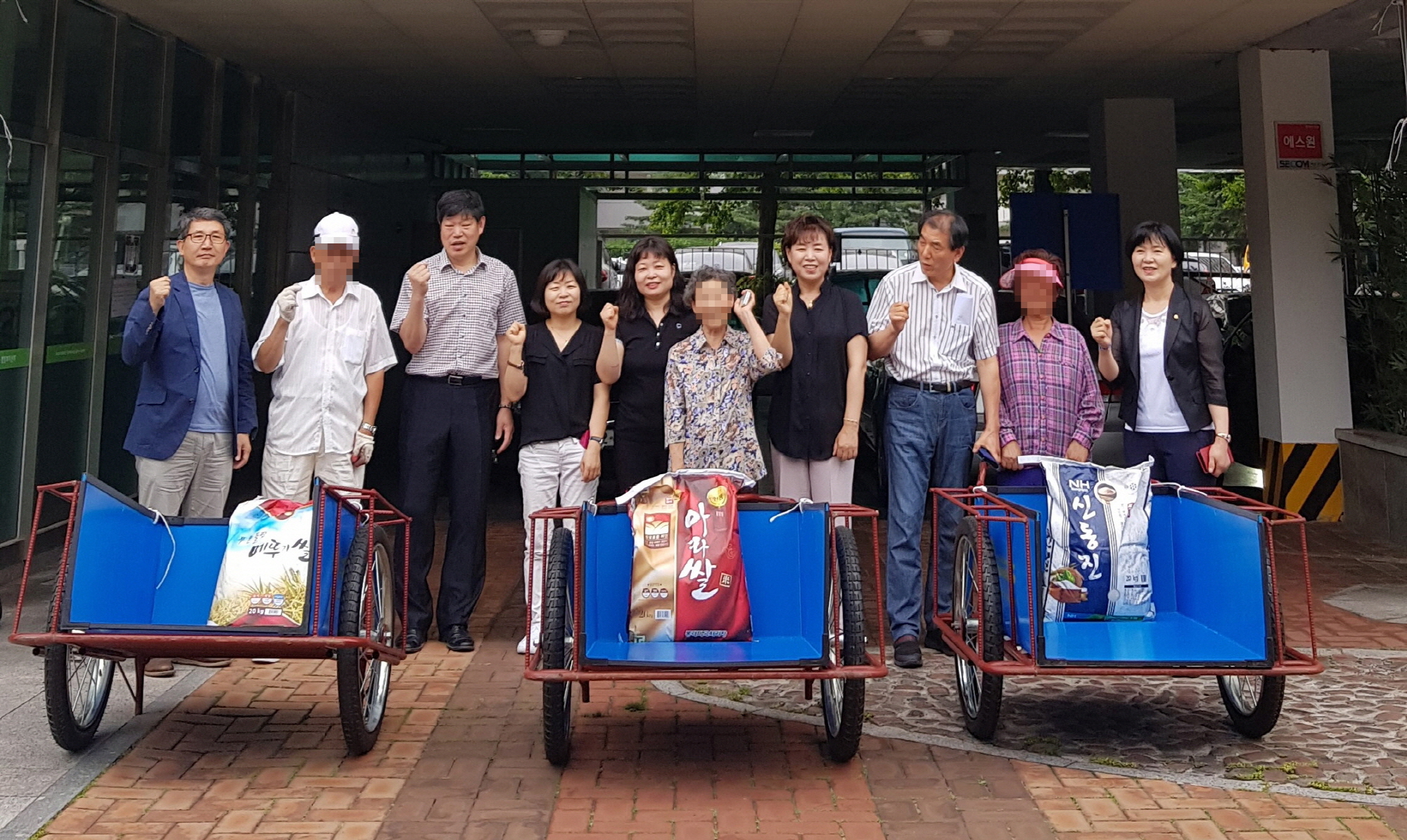 중앙동, 폐지 줍는 어르신께 경량화 리어카 지원