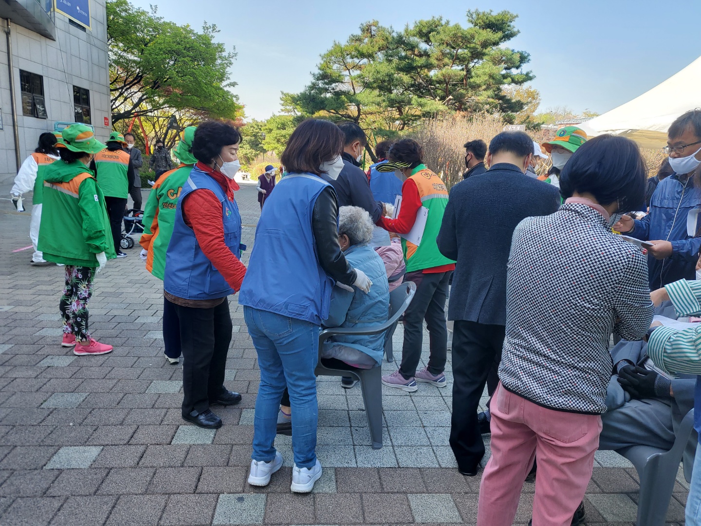 해양동 지역사회보장협의체, 어르신 백신접종 봉사활동 나서