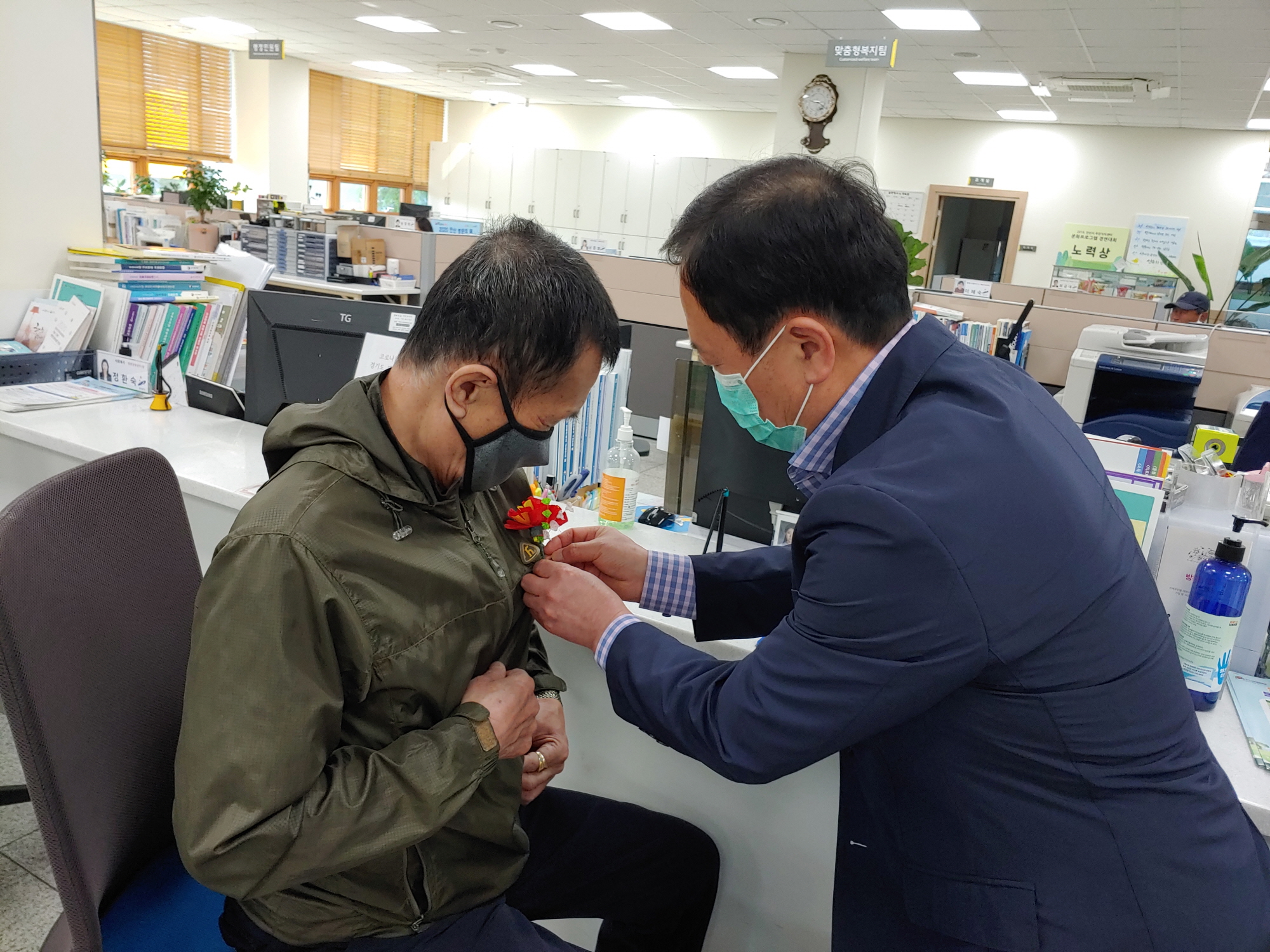 한국자유총연맹 안산시지회,  선부1동에 어버이날 맞아 수제카네이션 기탁