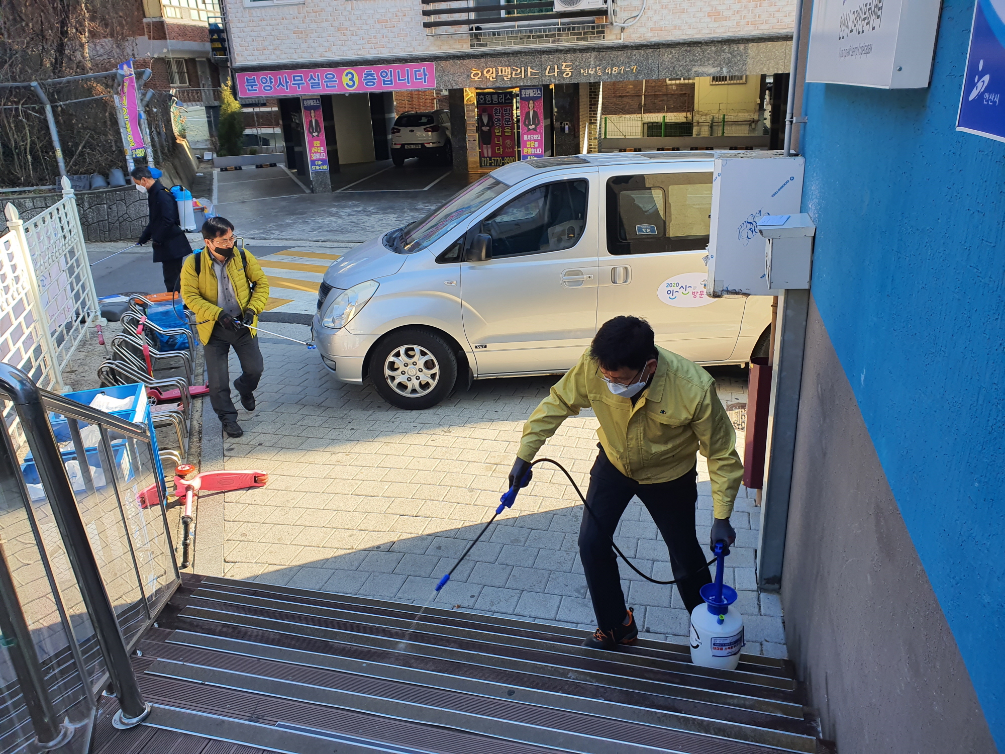 안산시 외국인주민지원본부, 코로나19 확산 예방 민·관합동 방역 실시