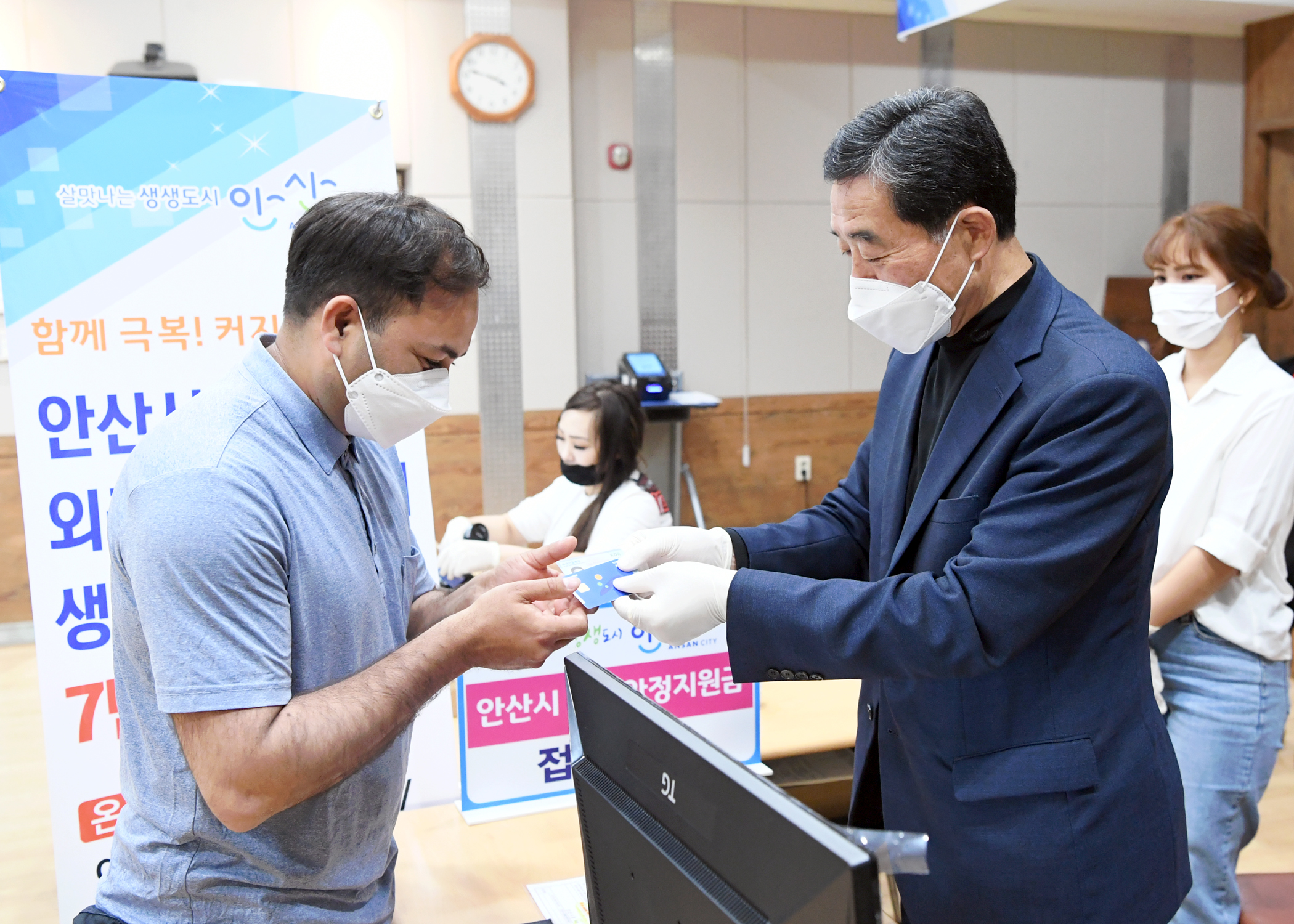 안산시 생활지원금 외국인 현장접수 첫날 ‘북적북적’…윤화섭 시장, 직접 신청 받아