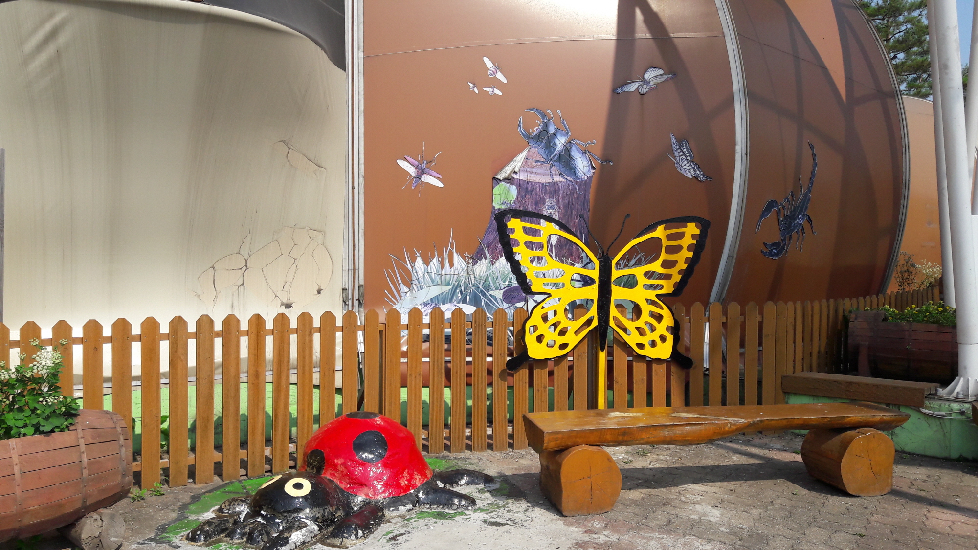 와동 곤충체험관 곤충조형물 꽃단장