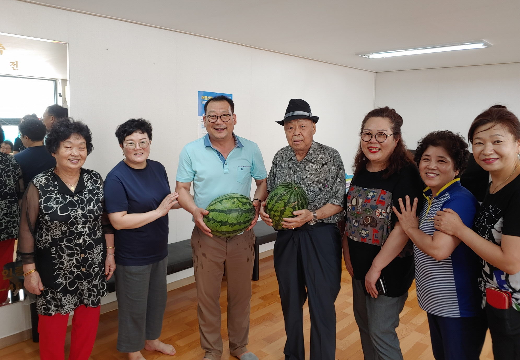 백운동 주민자치위원회, 경로당에 시원한 수박 전달