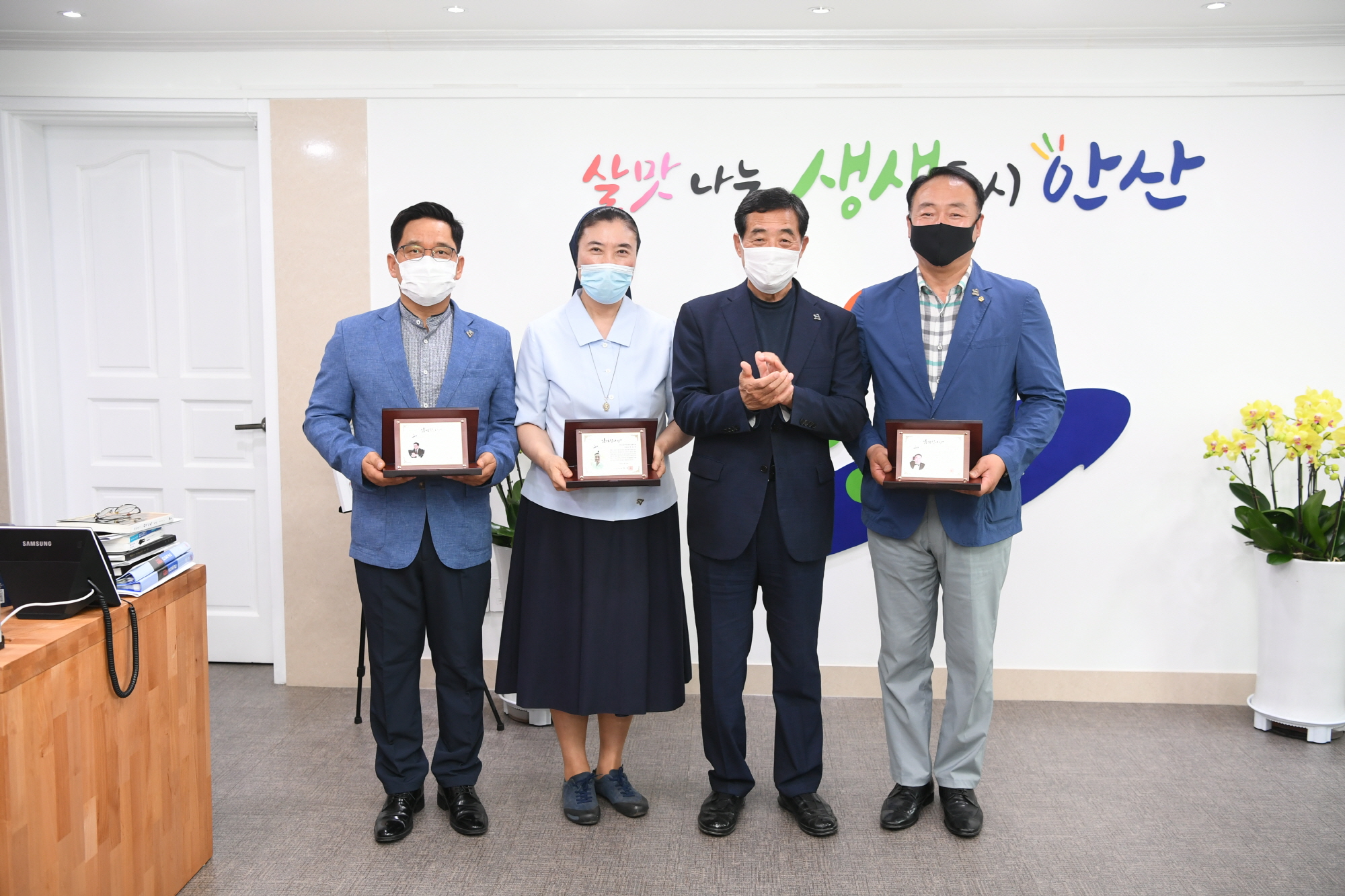 윤화섭 시장, 동 지역사회보장협의체 위원장에게 감사패 전달