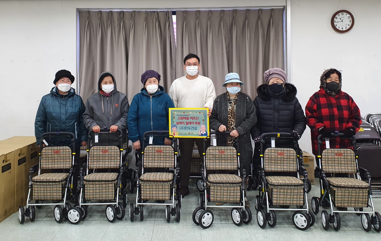 안산시, 한두건설㈜로부터 사할린 동포 어르신 위한 휠체어·보행보조기 기탁 받아