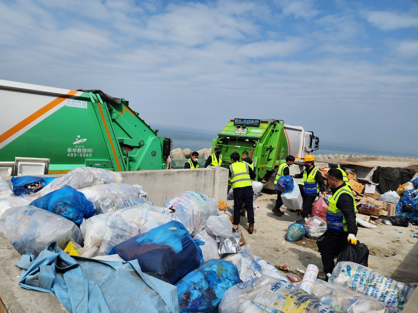 안산시, 풍도·육도 생활폐기물 수거…“깨끗한 섬 함께 만들어요”