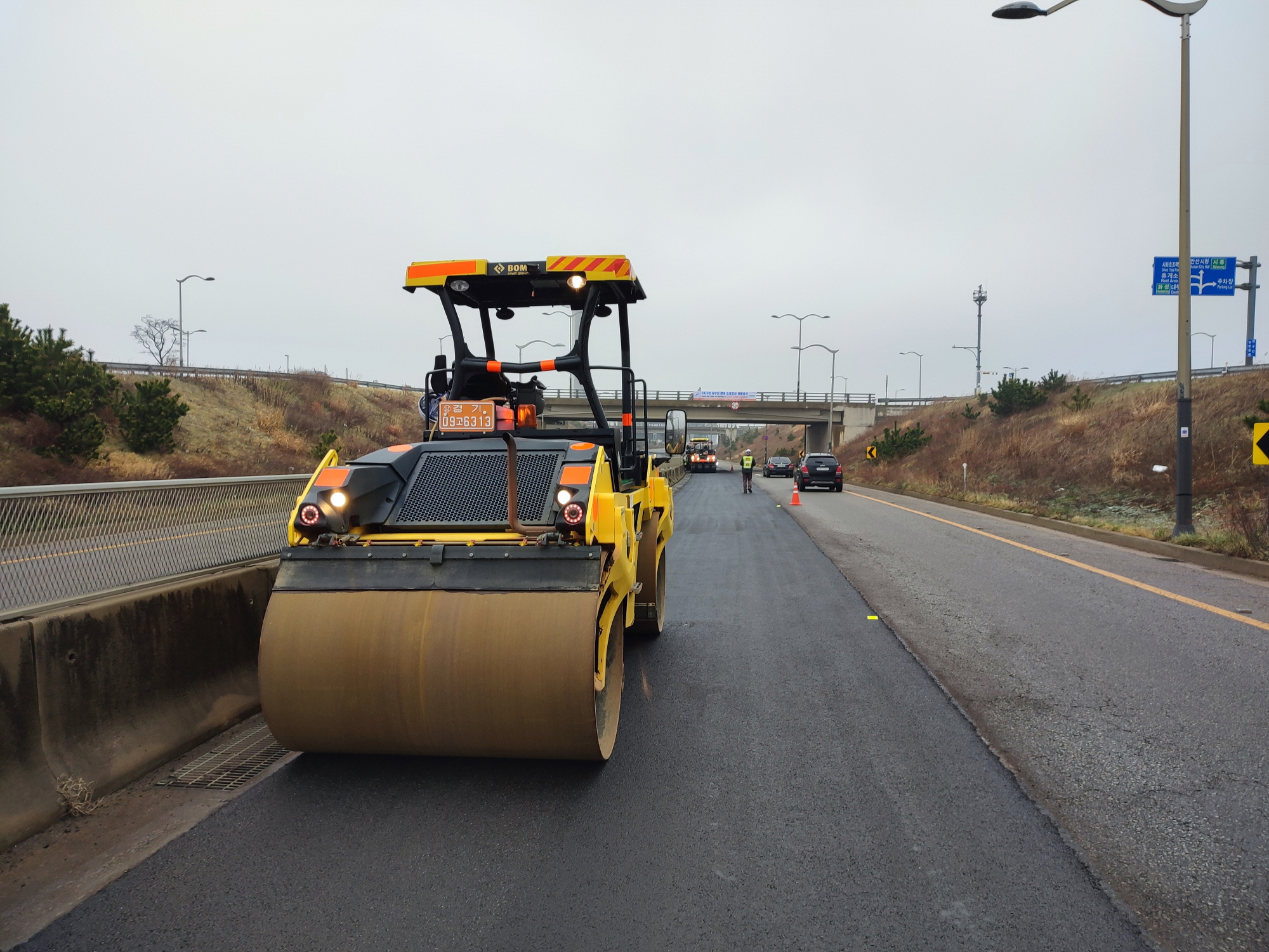 안산시, 장마철 대비 대부도 지역 배수로 준설·도로포장 완료