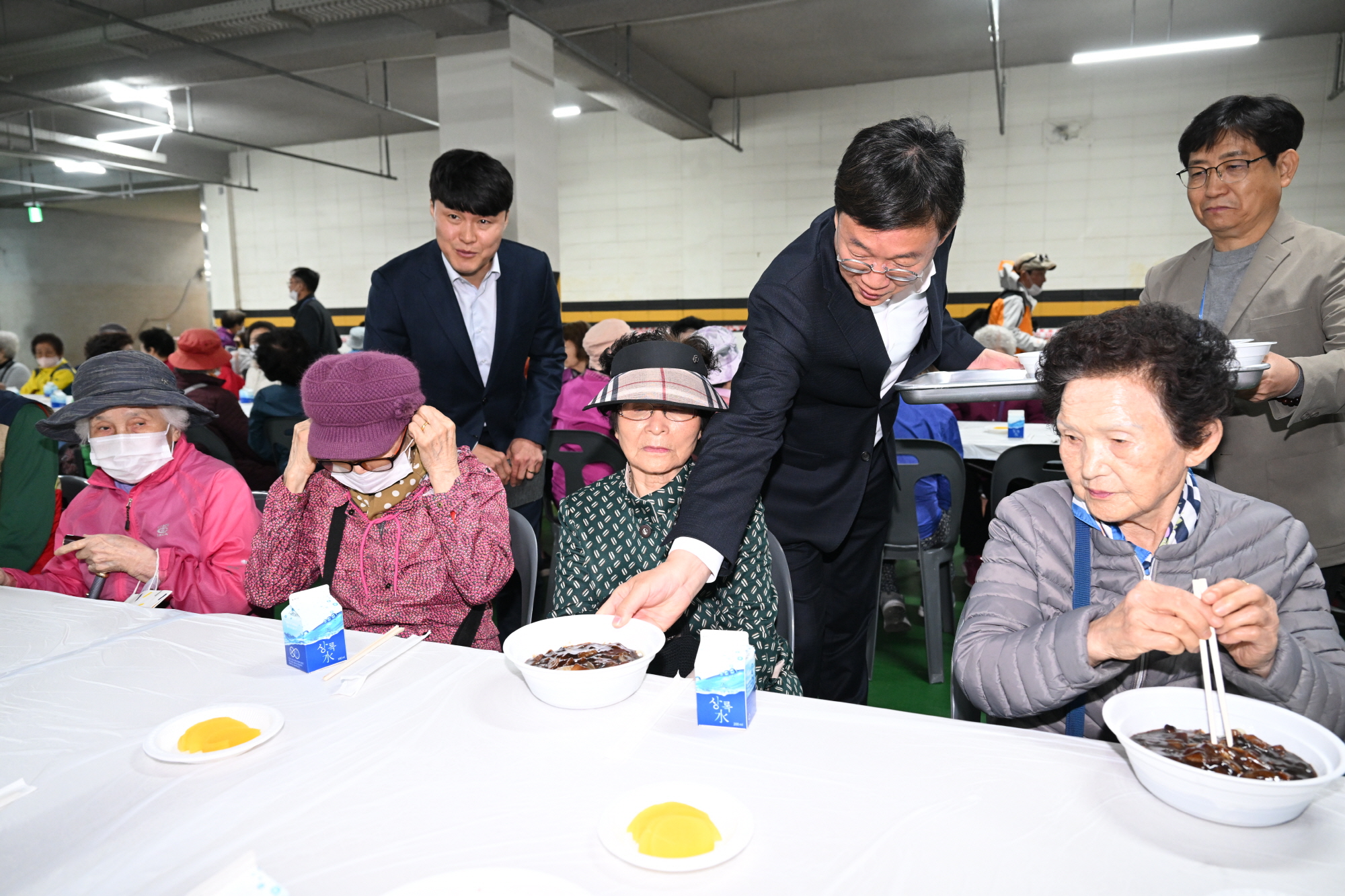 안산시 이동, 지역 어르신에 사랑의 자장면 대접