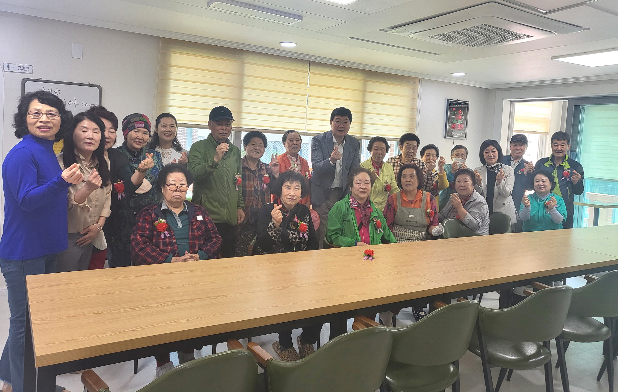 안산시 월피동 통장협의회, 경로당 어르신에 카네이션 전달