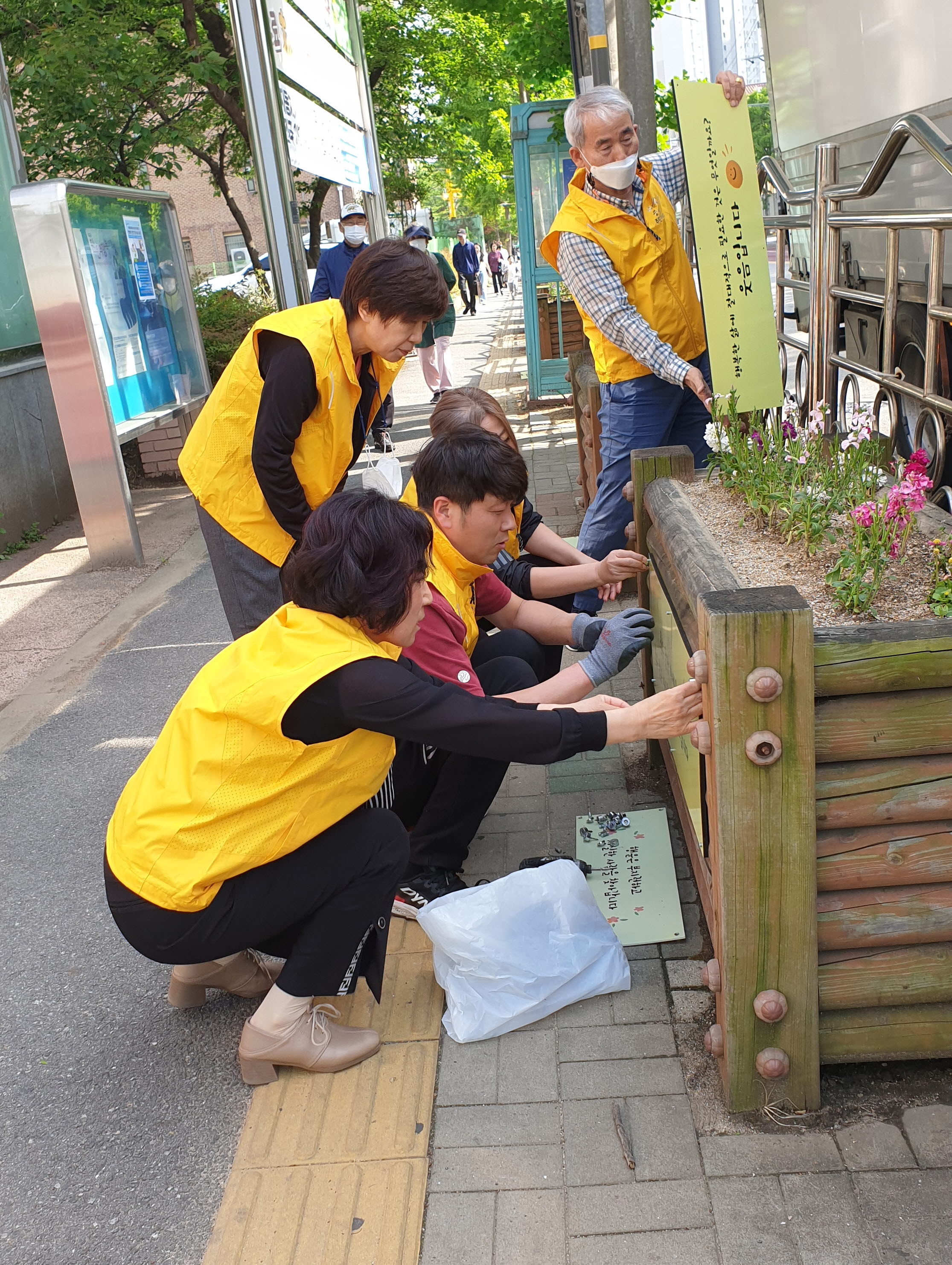 안산시 중앙동 주민자치회, 예술대학로 목조화단에 감성문구 패널 설치