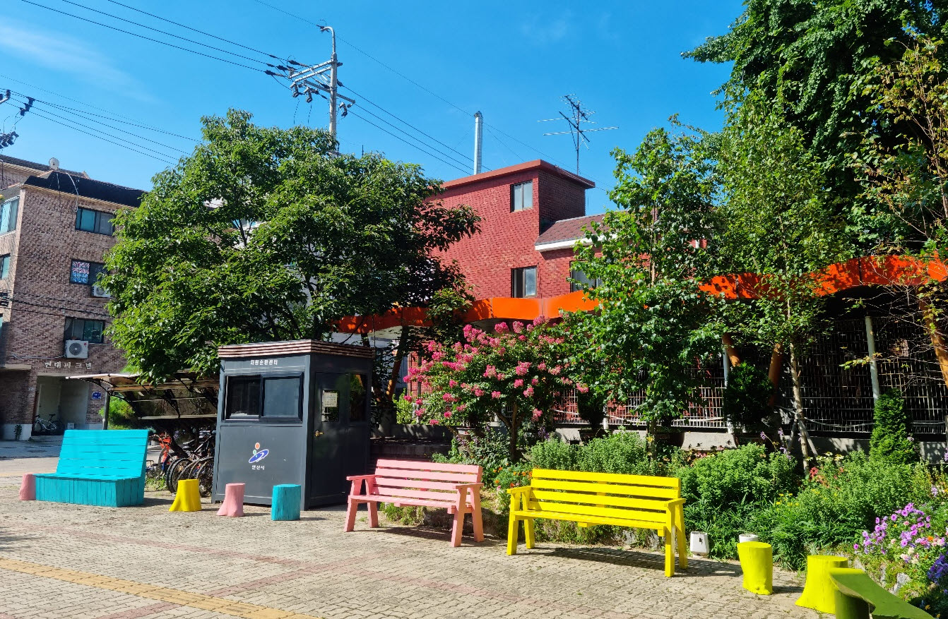 꽃이 핀 풍경이 있는 이색벤치에 앉아, 잠시 쉬어 가세요