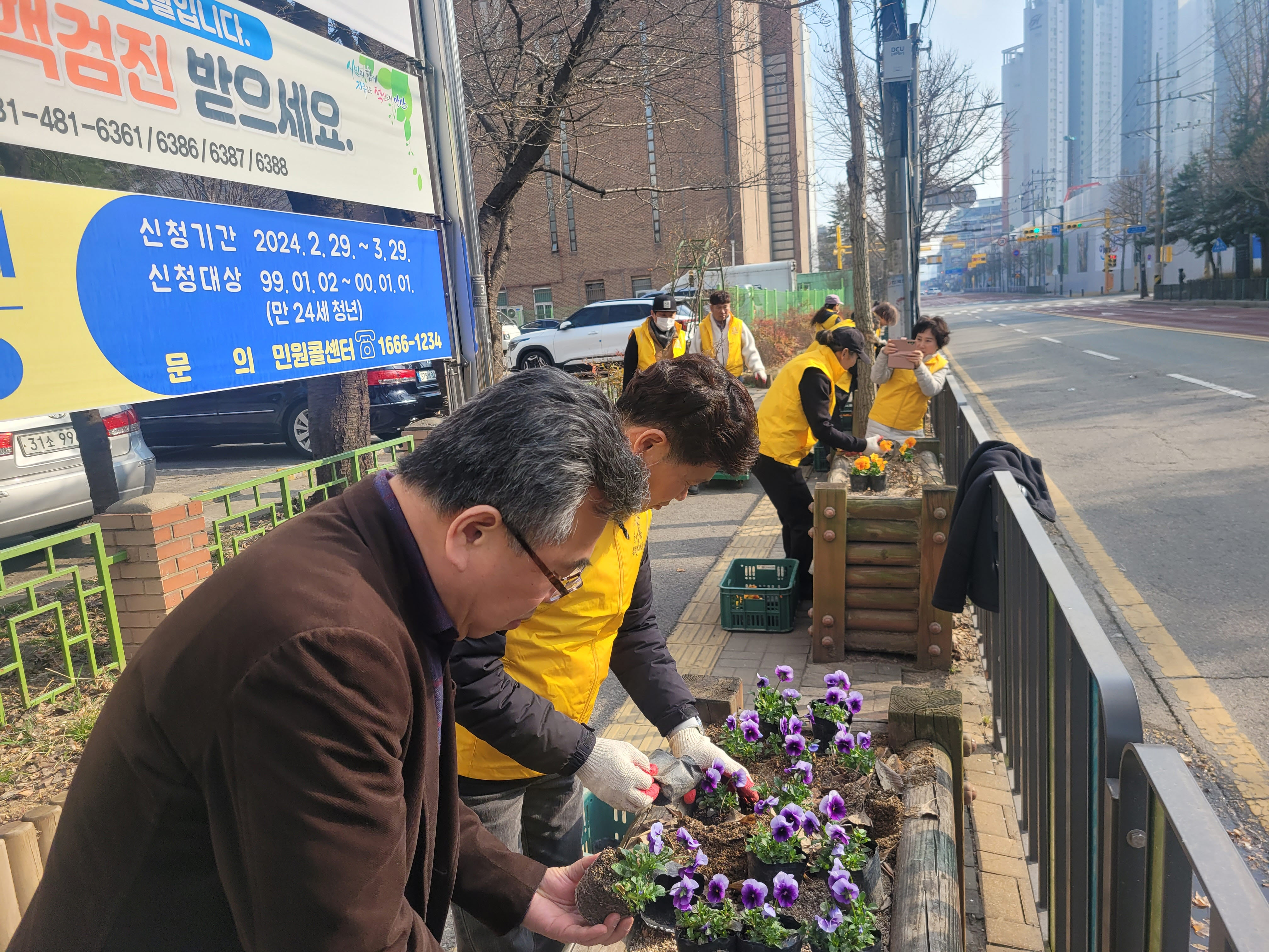 안산시 중앙동 주민자치회, 봄맞이 예술대학로 꽃길 조성