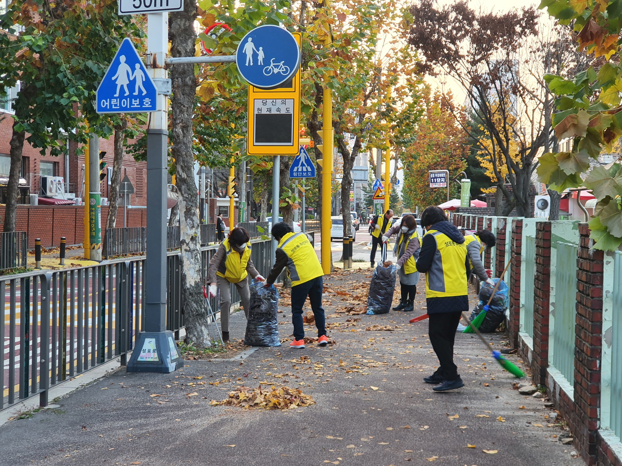 안산시 성포동 주민자치회, 도로변 침수방지 환경정화 활동 실시