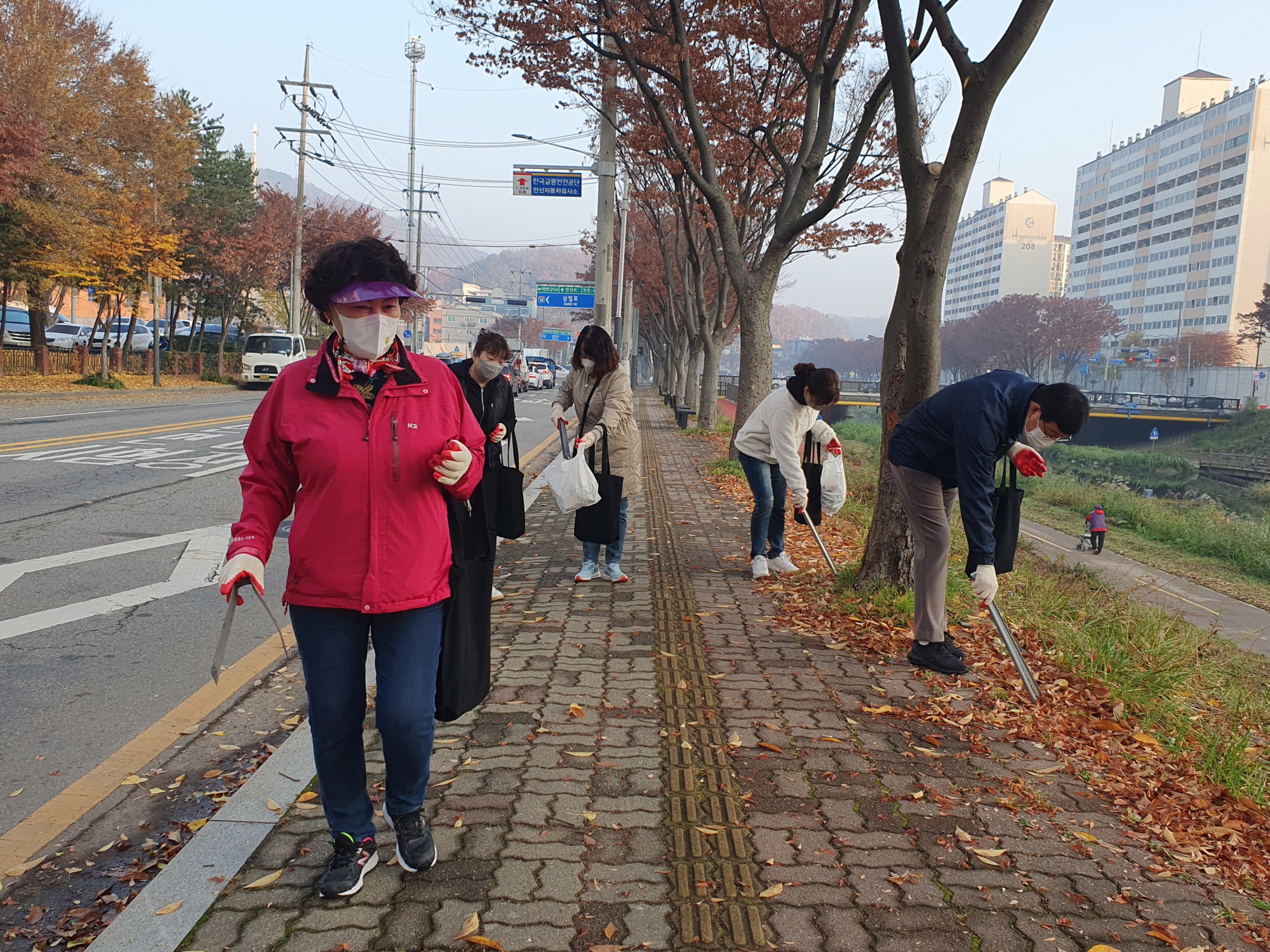 안산시 중앙동 직원 및 단체장, 에코 플로깅 행사 실시