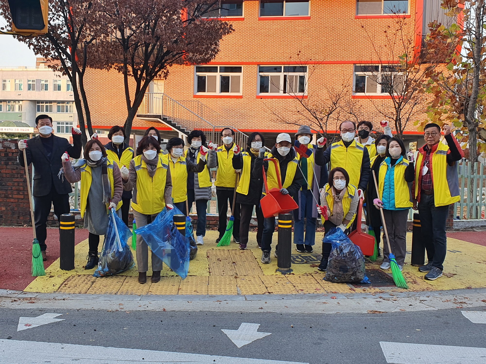 안산시 성포동 주민자치회, 도로변 침수방지 환경정화 활동 실시