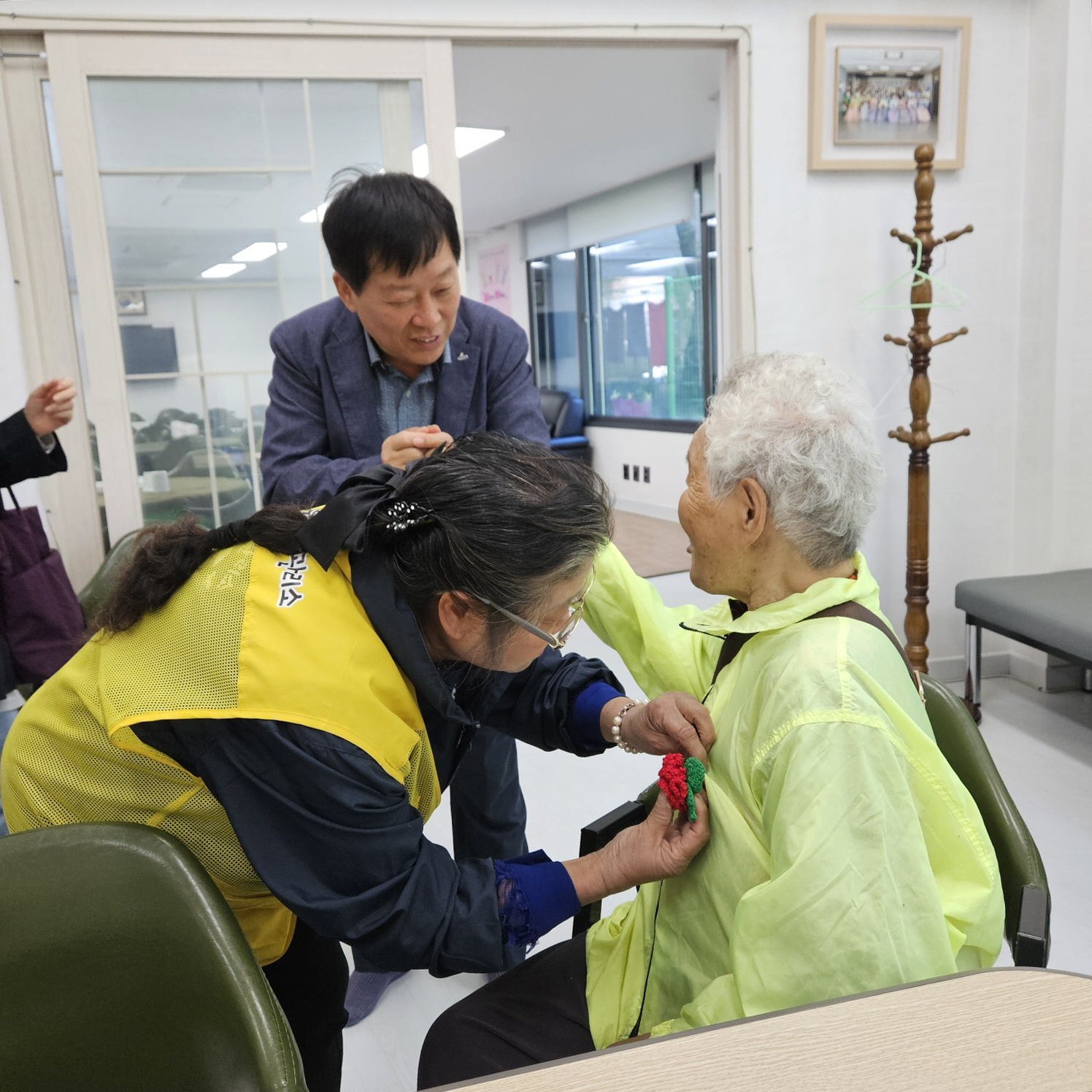 안산시 본오1동 행복마을관리소, 손수 만든 카네이션 브로치와 효자손 전달