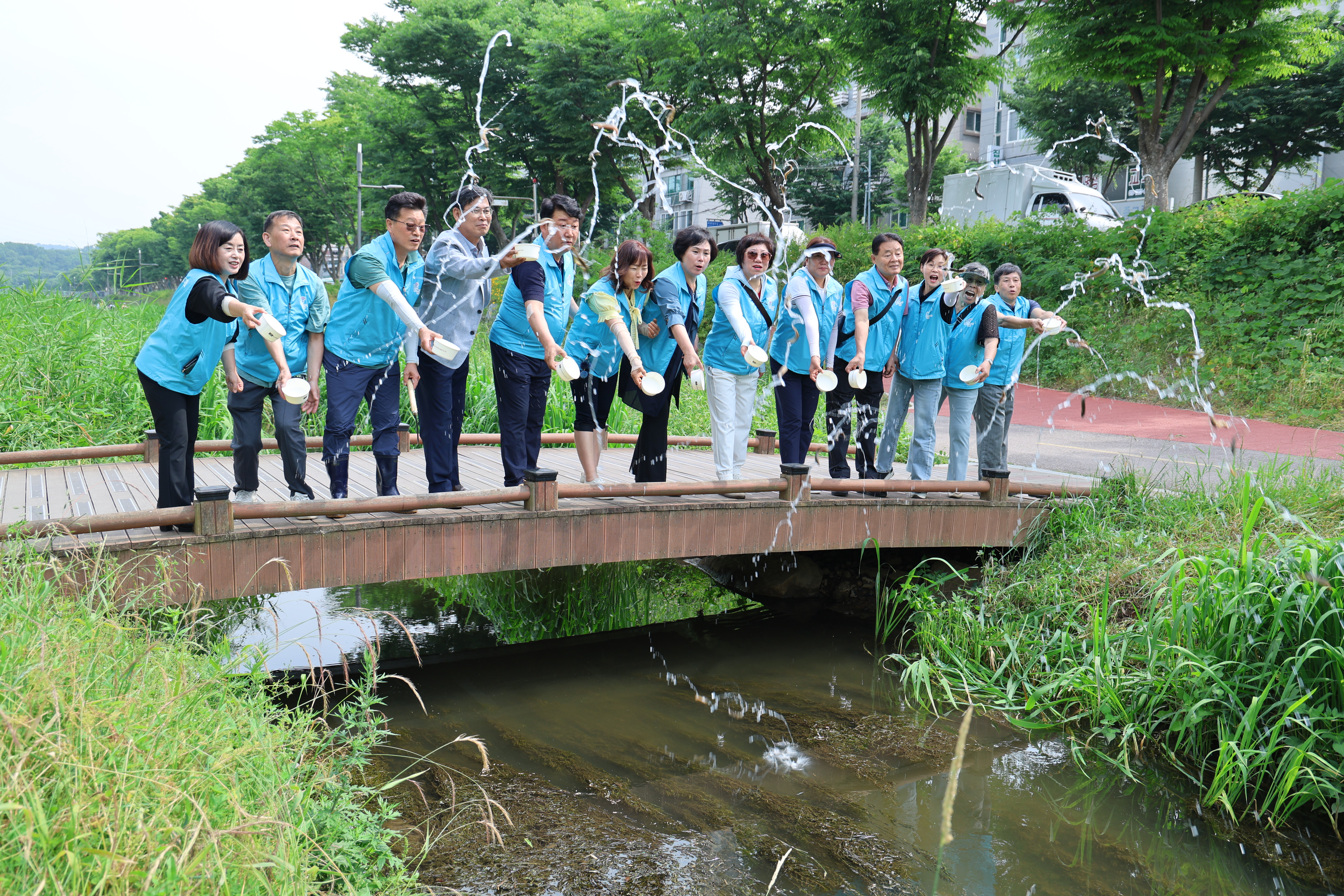 안산시 와동 주민자치회, 화정천에 EM흙공 던지고 미꾸라지 방류
